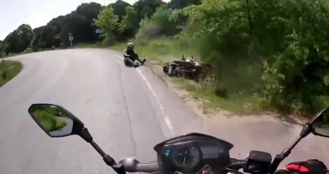  Virajı alamayan motosikletlinin geçirdiği kaza kamerada
