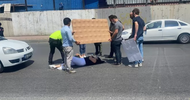 Yaralı kadını güneşten korumak için kartonla gölge yaptılar