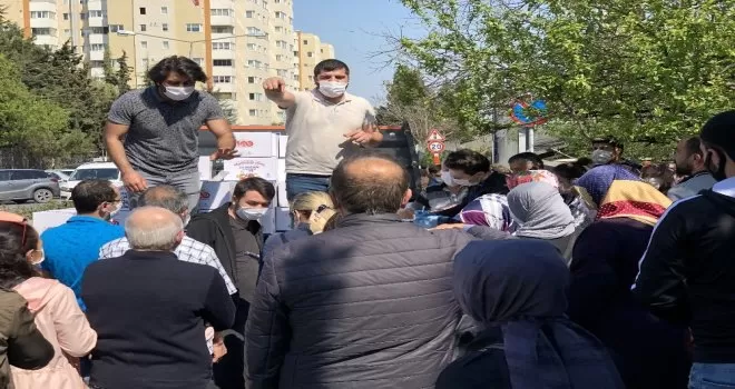 Yardım kolisi dağıtımında sosyal mesafe unutuldu