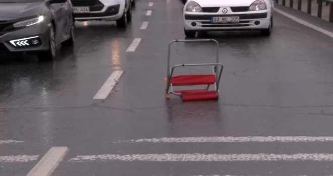 (Özel) Yola sandalye atıldı, beton mikseri ve otomobil çarpıştı
