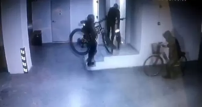 Pahalı bisiklet hırsızları kamerada
