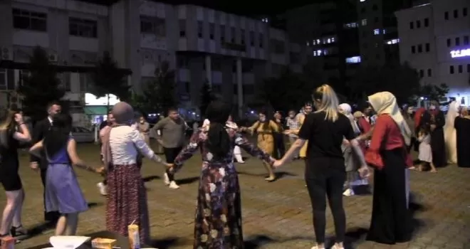 Pandemi sürecinde düğünlerden siyah-beyaz manzaralar
