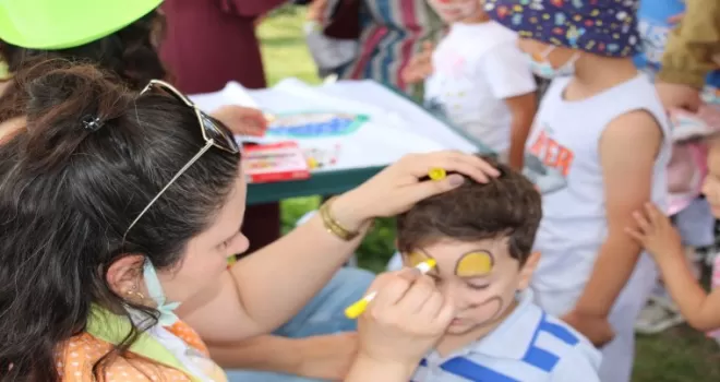 Pandemide sıkılan çocuklar şenlikte stres attı
