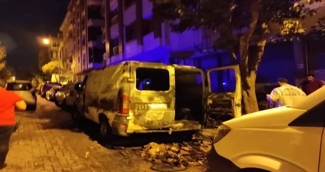 Panelvan minibüs sokak ortasında alev alev yandı
