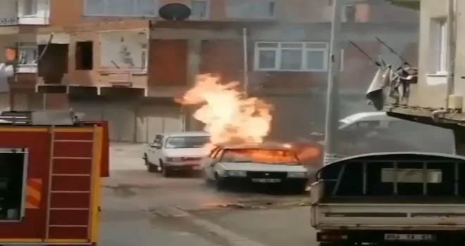 Park halindeki araçta çıkan yangın korku dolu anlar yaşattı
