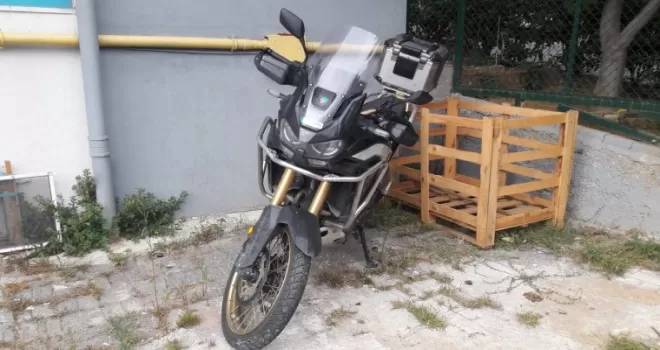 Park halindeki motosiklet saniyeler içinde böyle çalındı
