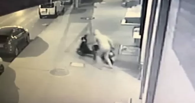 Park halindeki motosikleti çalarak kayıplar karıştı, o anlar kameraya yansıdı
