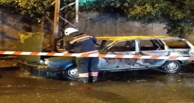 Park halindeki otomobil alev alev yandı
