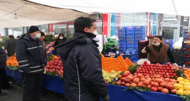 Pazar alışverişine daha çok yaşlı vatandaşlar çıktı
