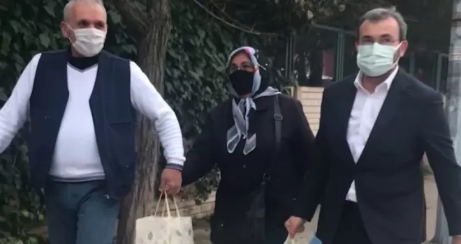 Pazar çantasını başkan taşıyınca yaşlı kadın duygulandı
