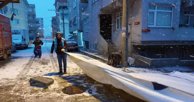 Pazarcılar yoğun kar yağışı altında tezgah açtı

