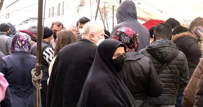 Pazarda sosyal mesafesiz, maskesiz alışveriş
