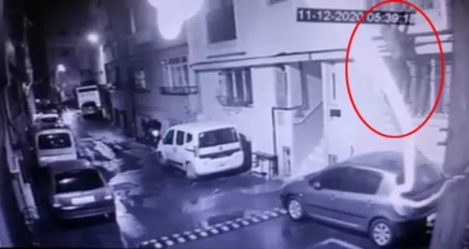 Pencere korkuluklarından tırmanıp eve giren hırsız kamerada

