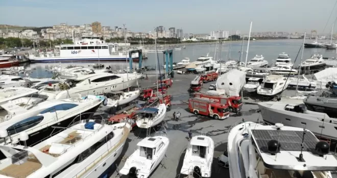 Pendik’te 20 metrelik yatta yangın paniği
