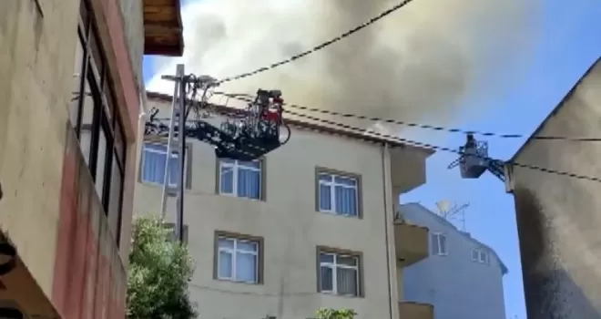 Pendik’te 5 katlı binanın çatısı alevlere teslim oldu

