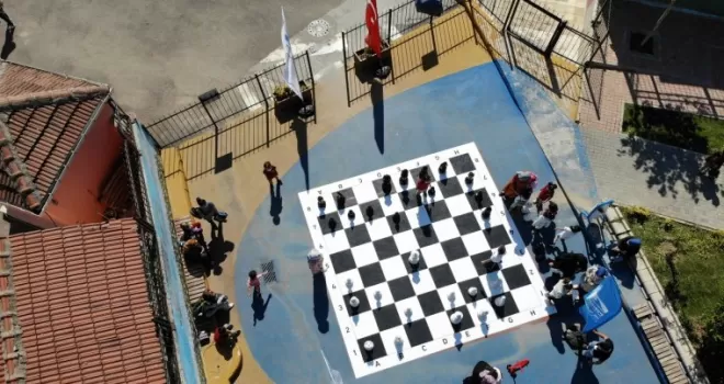 Pendik’te Çocuk Oyunları Sokağında buluşan miniklerin satranç rekabeti
