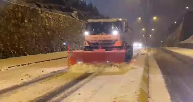 Pendik’te ekiplerin kar temizleme çalışmaları sürüyor
