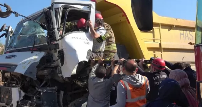 Pendik’te hafriyat kamyonları çarpıştı: 1 yaralı
