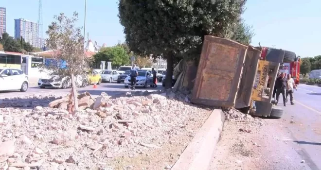 Pendik’te hafriyat kamyonu dehşeti: Işıkta geçti, araca çarpıp yola savruldu
