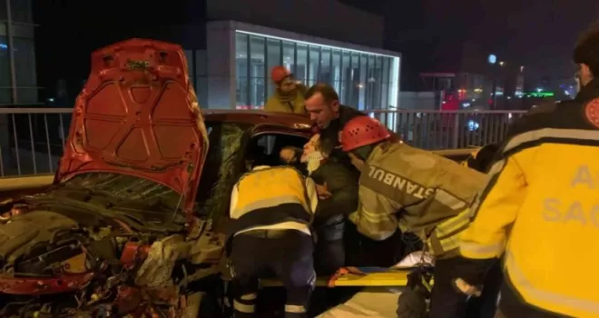 Pendik’te iki araç kafa kafaya çarpıştı: 1 yaralı
