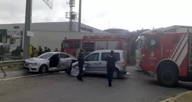 Pendik’te iki otomobil çarpıştı: 3 özel harekat polisi ile bir kişi yaralandı
