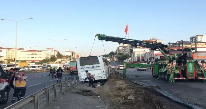Pendik’te kaza yapan yolcu otobüsün enkazı kaldırıldı
