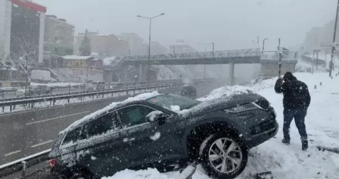 Pendik’te kontrolünü kaybeden araç kaza yaptı
