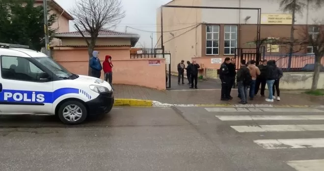 Pendik’te lise öğrencileri ile gençlerin kavgası kanlı bitti: 3 yaralı
