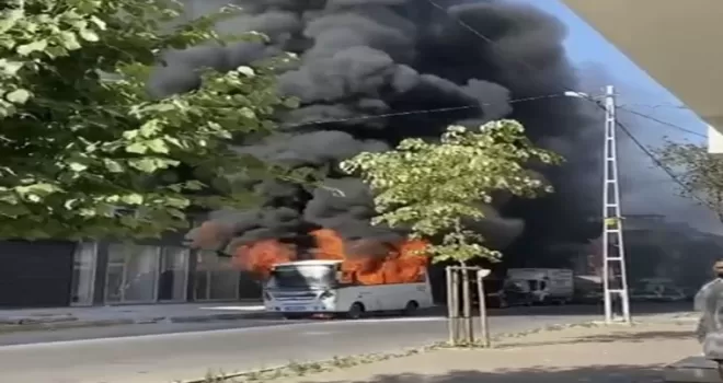Pendik’te minibüs alev alev yandı
