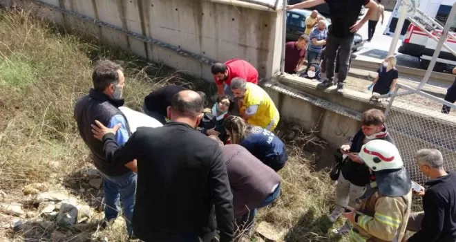 Pendik’te otomobil 3 metrelik duvarı aşıp takla attı, 2 arkadaş yaralandı
