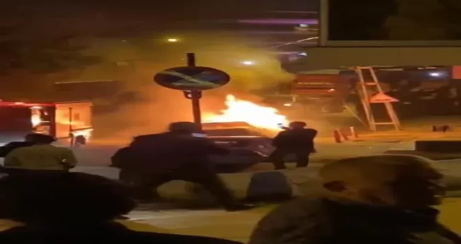 Pendik’te park halindeki otomobil alev alev yandı
