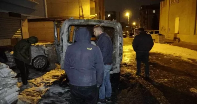 Pendik’te tamir ettiği araç alev aldı
