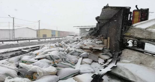 Pendik’te tır devrildi
