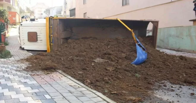 Pendik’te toprak yüklü hafriyat kamyonu devrildi
