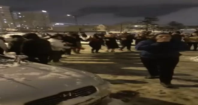 Pendik’te yağan karın altında halay çektiler
