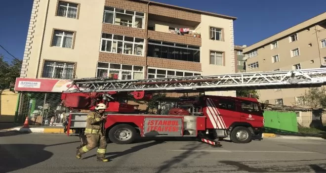Pendik’te yangında mahsur kalan 6 kişi kurtarıldı
