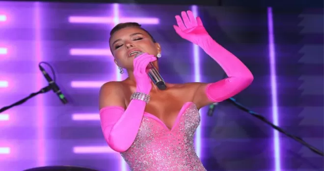 Pespembe Gülben Alaçatı’da ışıldadı