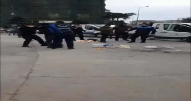 Pilav tezgâhına el konulan seyyar satıcı zabıta ekiplerine tüp fırlattı
