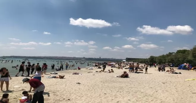 Plajlara akın eden vatandaşlar, sosyal mesafe kuralını hiçe saydı
