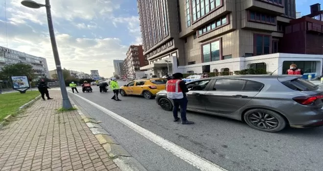 Polis ekipleri, İETT otobüsünde izin belgesi kontrolü yaptı
