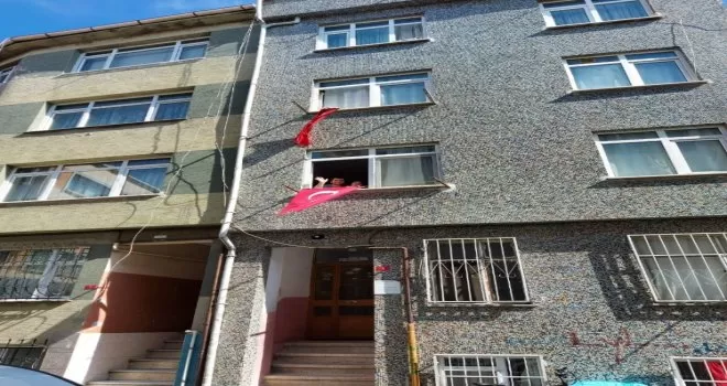 Polis ekiplerinden minik kıza anlamlı hediye
