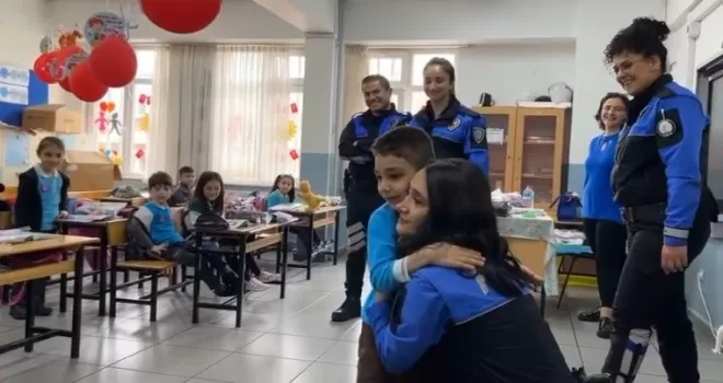 ‘Polis hayranı’ küçük öğrenciye polislerden okulda ziyaret
