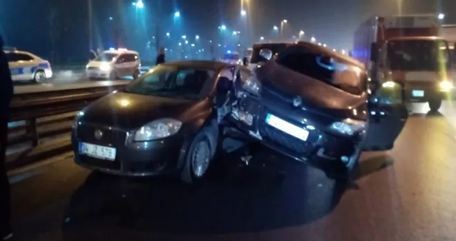 Polisin “DUR” ihtarına uymadılar, kaçarken araç çekicisine çarptılar
