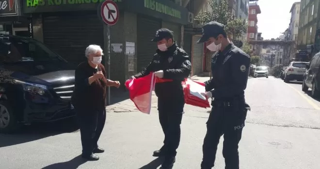 Polisler vatandaşa 23 Nisan için bayrak dağıttı
