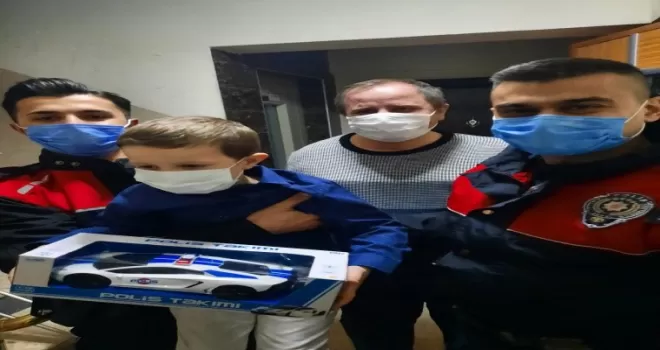 Polislerden minik Serdar’a doğum günü sürprizi
