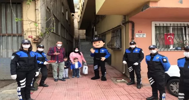 Polisleri seven küçük çocuğa polislerden sürpriz doğum günü kutlaması
