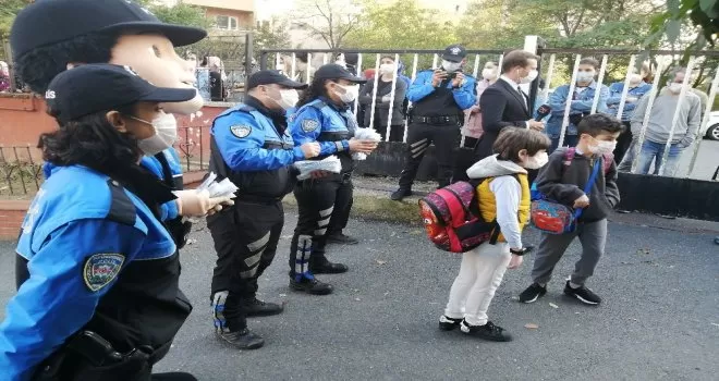 Polisten öğrencilere maskotlu “Korona virüs“ uyarısı
