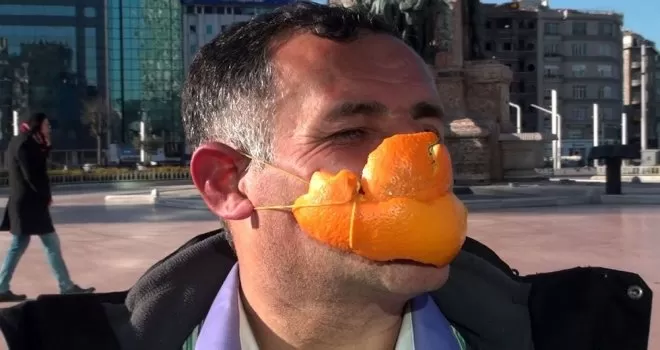Portakal kabuğuyla yaptığı korona maskesi şaşkına çevirdi

