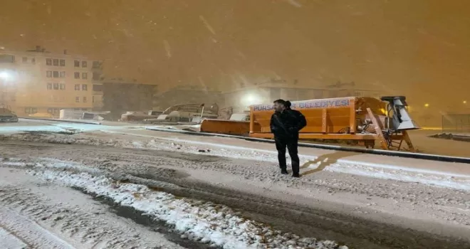 Pursaklar Belediyesi’nden kar yağışına anında müdahale
