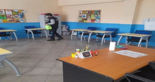 Pursaklar Belediyesi okulları baştan aşağı dezenfekte ediyor
